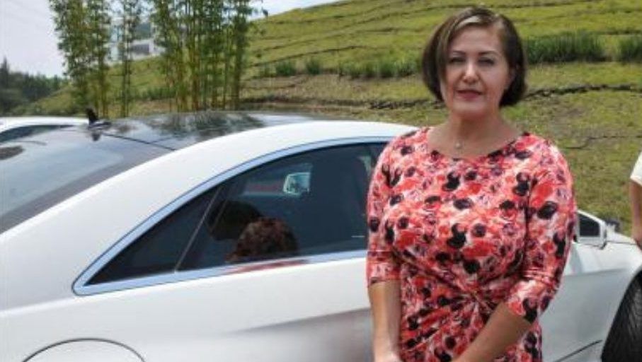 Eva Cadena aparece en tercer video recibiendo fajos de billetes