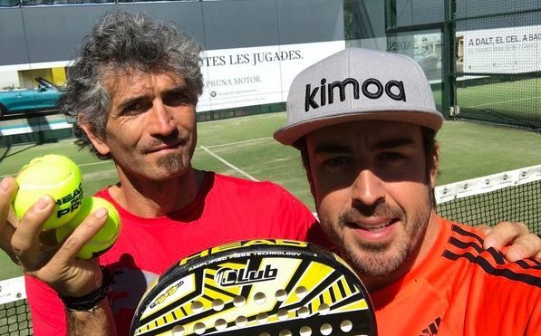 Fernando Alonso juega pádel tras problema con su auto
