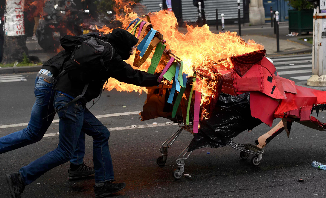 Manifestantes en Francia queman rostro de policía - francia