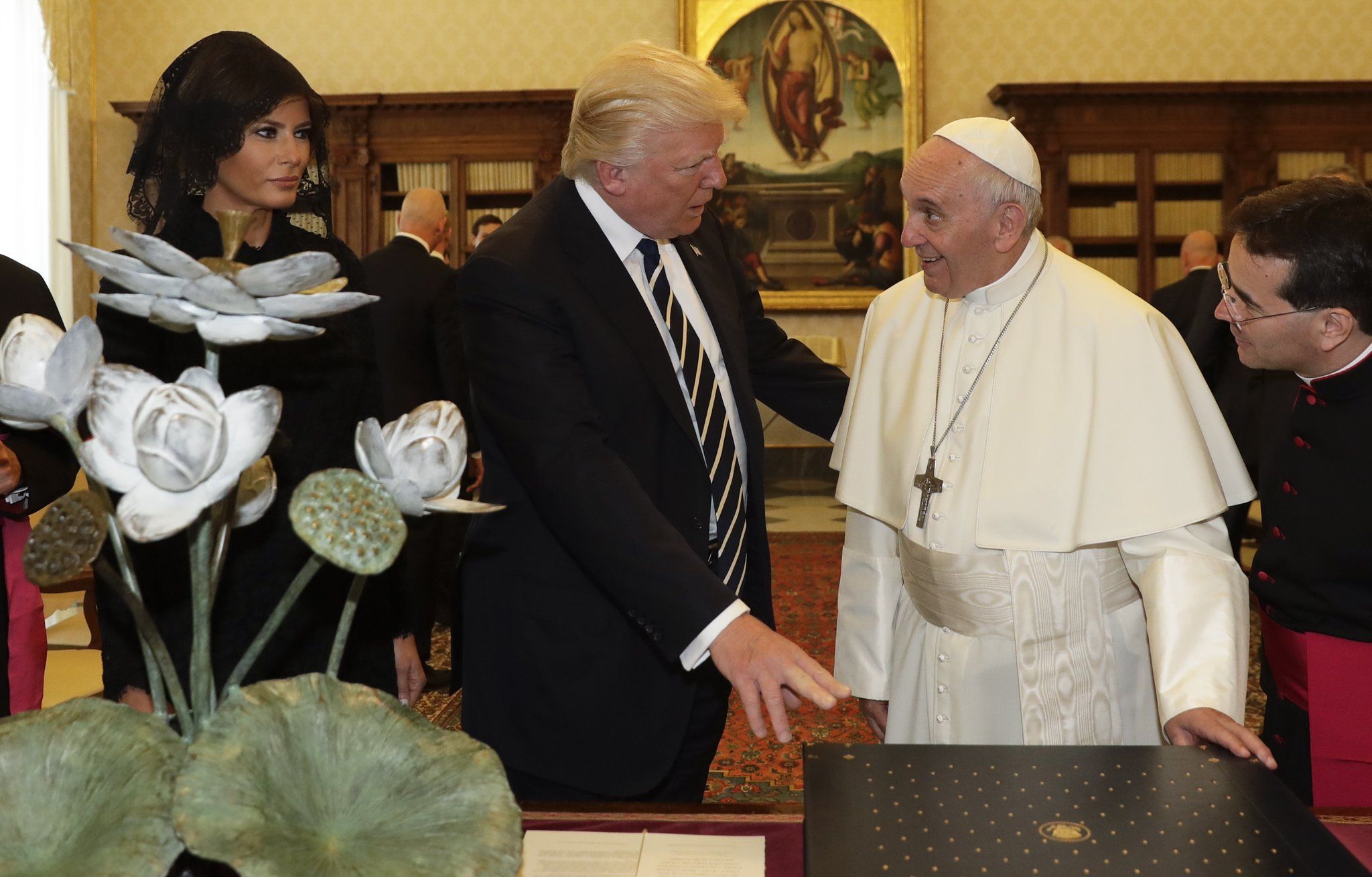 Papa Francisco bromea con Melania y Donald Trump - francis
