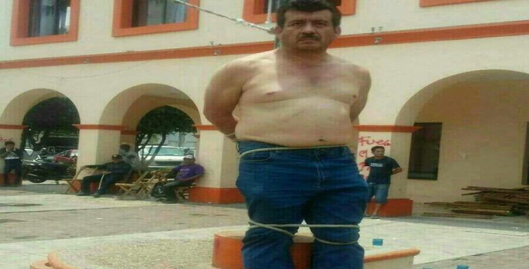 Amarran en plaza principal a exalcalde en Chiapas