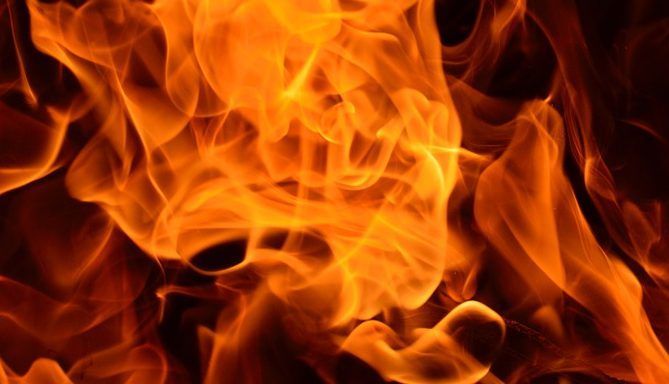 Encierra a sus hijos en casa y le prende fuego en Hidalgo
