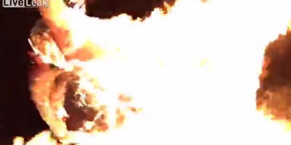 #Video Hombre se incendia durante transmisión de Facebook Live - fuego-kerosene