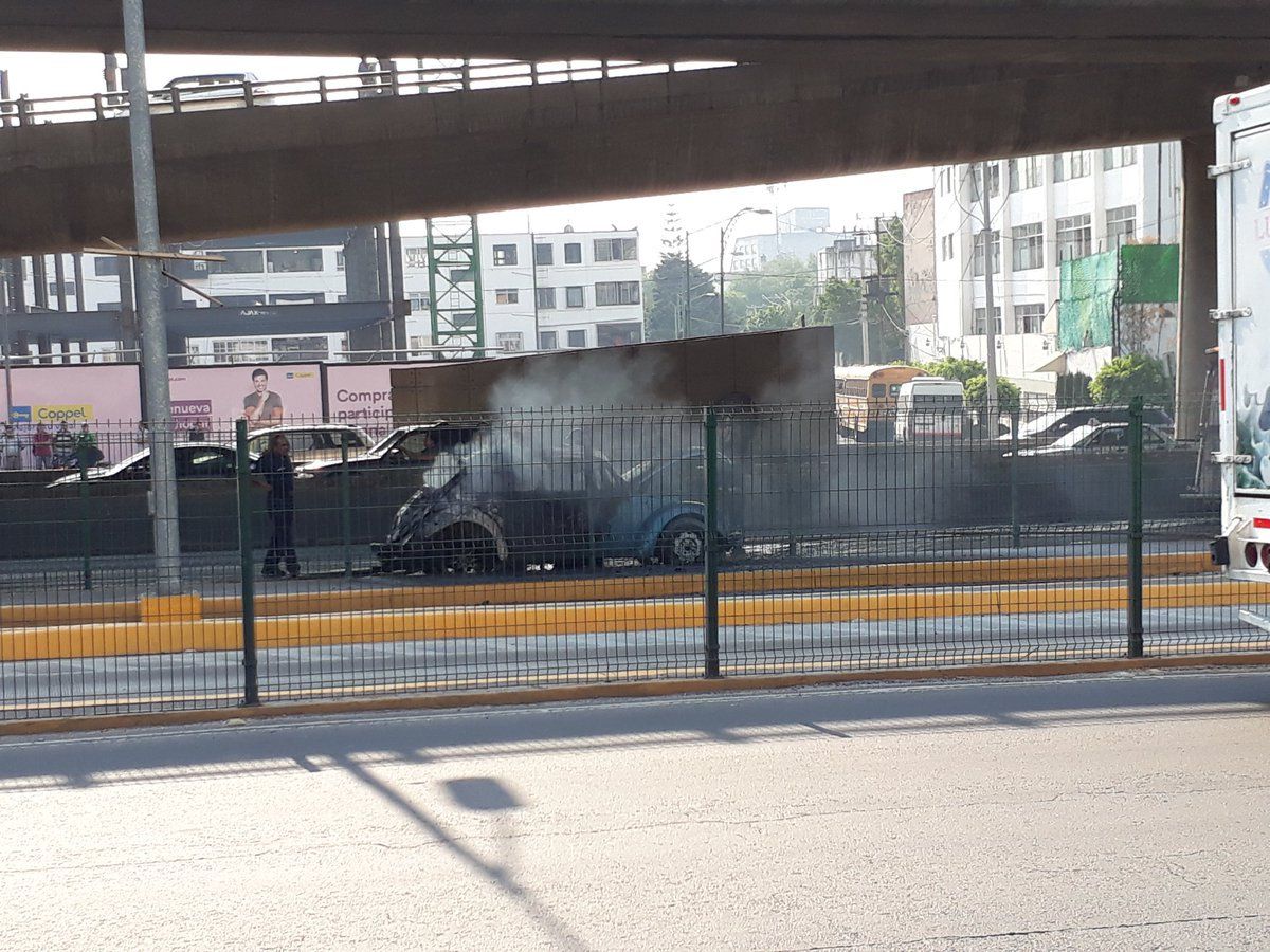 Se incendia auto en Periférico