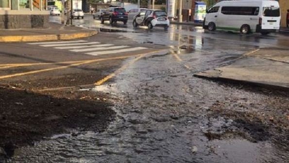 Fuga de agua afecta circulación vehicular en avenida Universidad