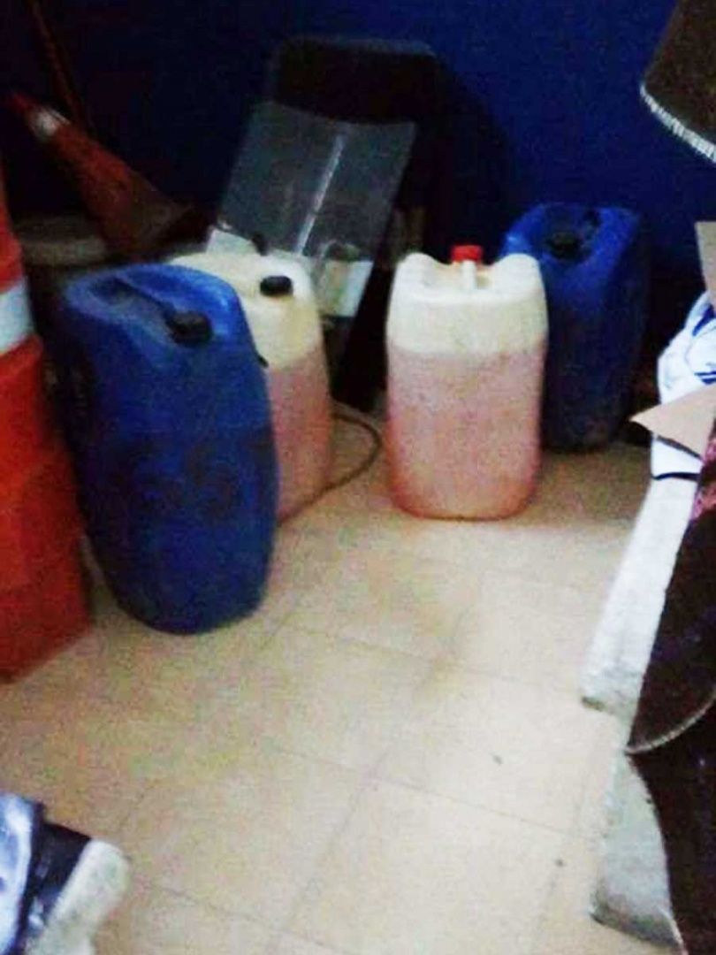 Captan a policías cargando bidones de gasolina - gasolina-pachuca