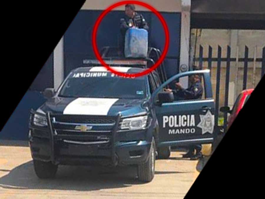 Captan a policías cargando bidones de gasolina