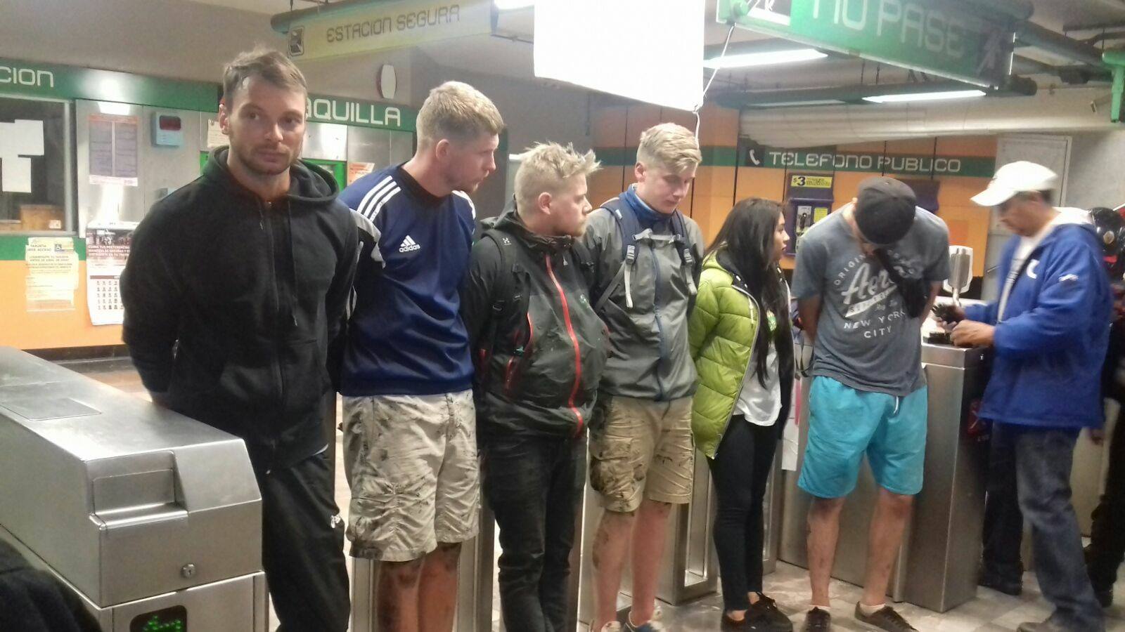 Liberan a extranjeros que grafitearon el Metro de la Ciudad de México