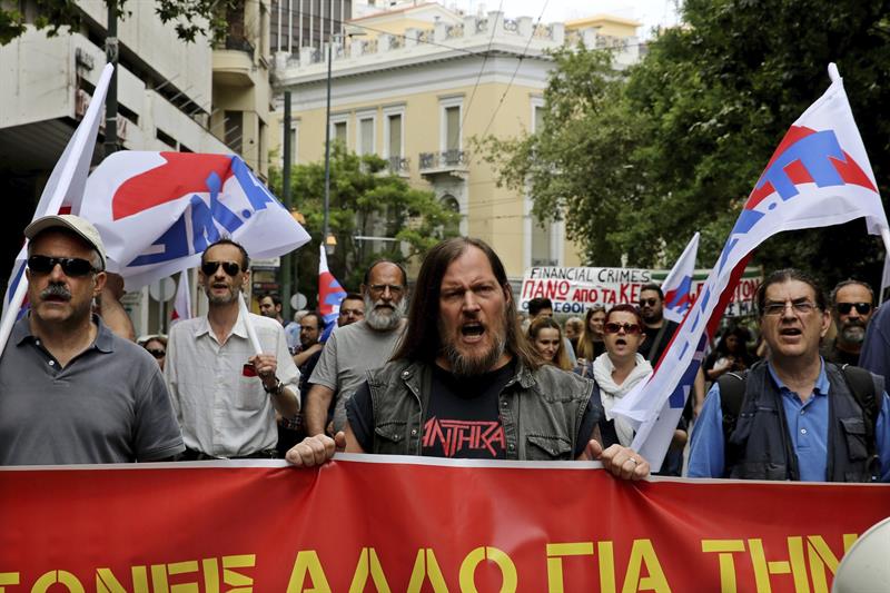 Grecia vuelve al paro nacional por nuevos recortes - grecia-2