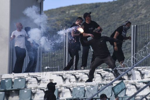#Video Aficionados radicales se enfrentan en la final de la Copa de Grecia - grecia-paok-aek
