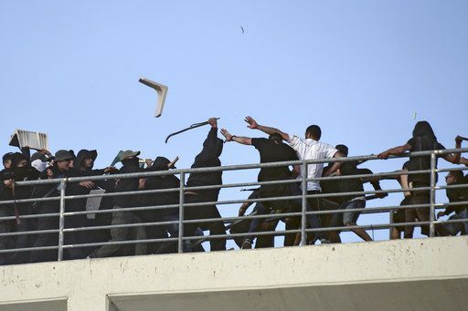 #Video Aficionados radicales se enfrentan en la final de la Copa de Grecia - grecia-paok