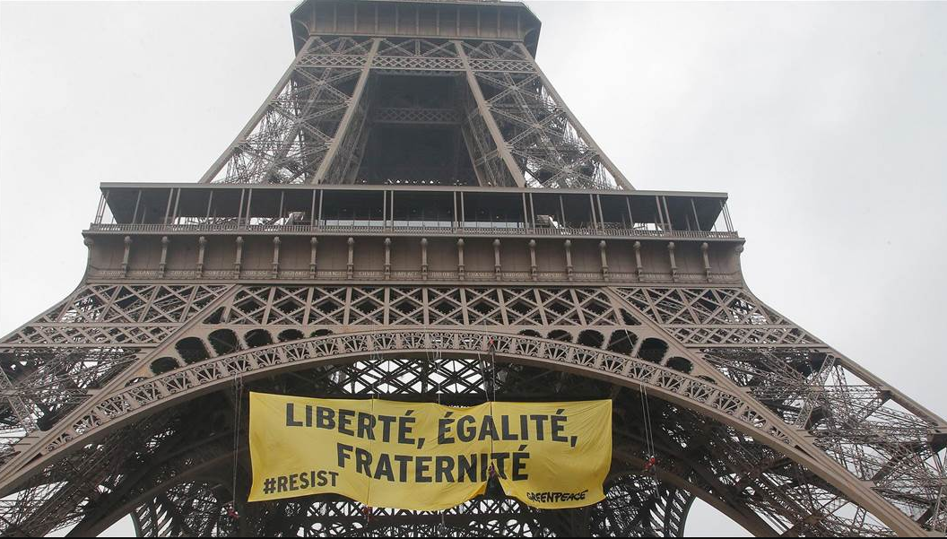 Greenpeace coloca pancarta contra Le Pen en la Torre Eiffel