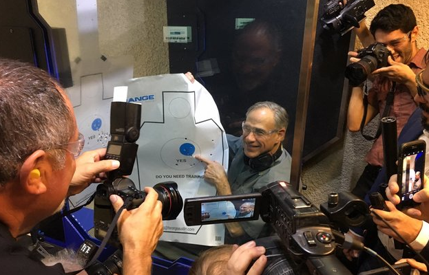 Gobernador de Texas bromea con dispararle a reporteros