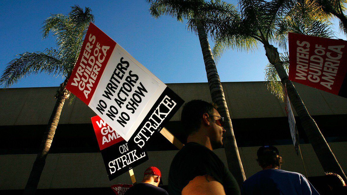 Guionistas y productores de televisión evitan huelga en EE.UU.
