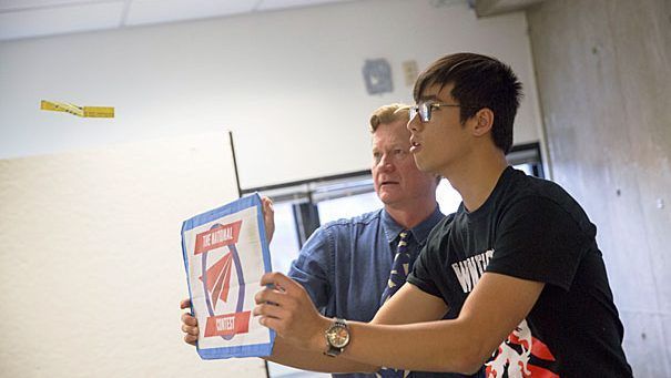 #Video Harvard ofrece tutorial para hacer los mejores aviones de papel