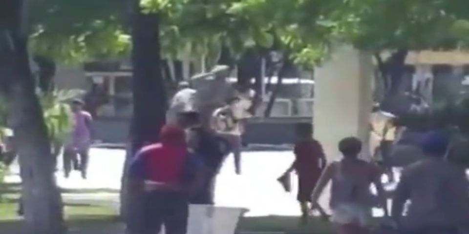 #Video Manifestantes derriban busto de Hugo Chávez