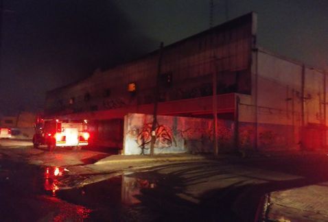 Se incendia bodega de muebles en Monterrey Se incendia bodega de muebles en Monterrey