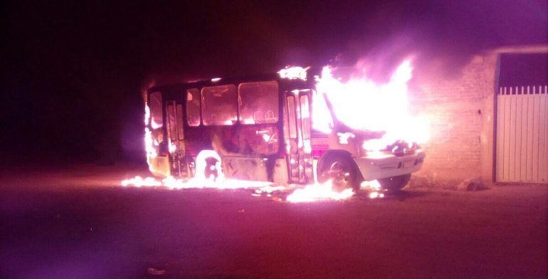 Sujetos asaltan a choferes y queman camión en Hidalgo