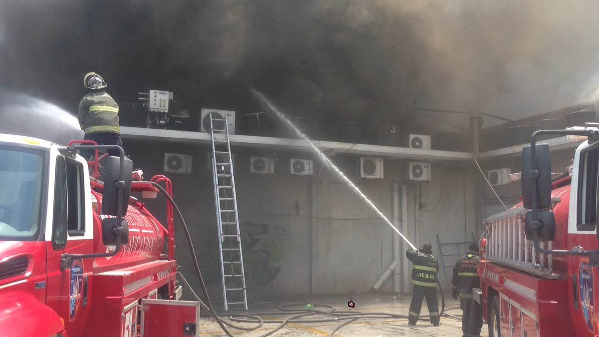 Controlan incendio de casino en Naucalpan - incendio-naucalpan