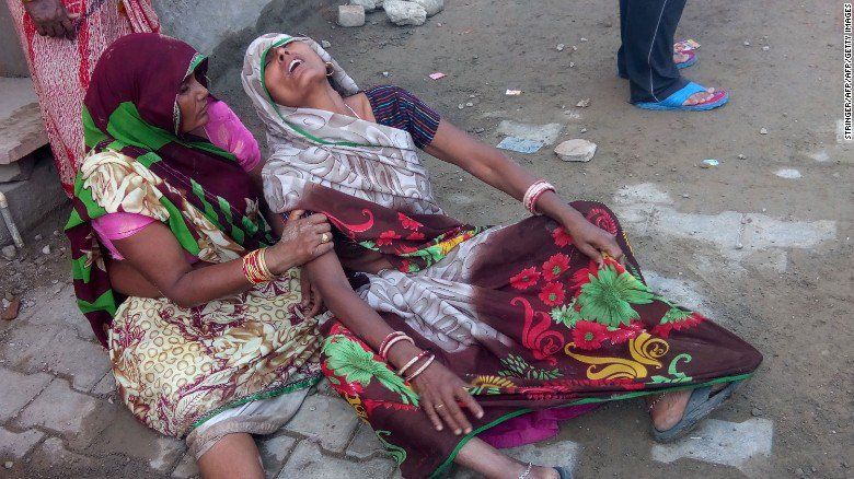 Al menos 24 muertos por caída de muro durante boda en India