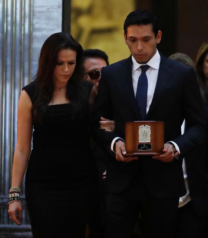 Hijo mayor y nuera de Juan Gabriel demandan a televisoras y familiares - ivan-simona