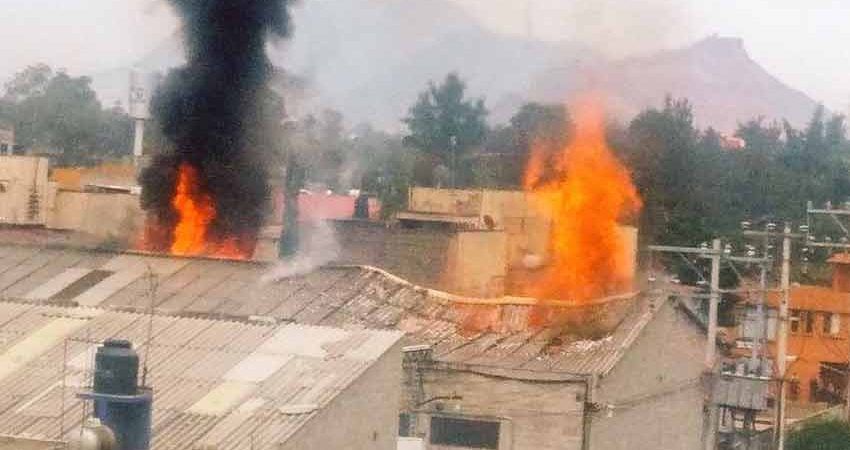 Controlan incendio en bodega de Iztapalapa