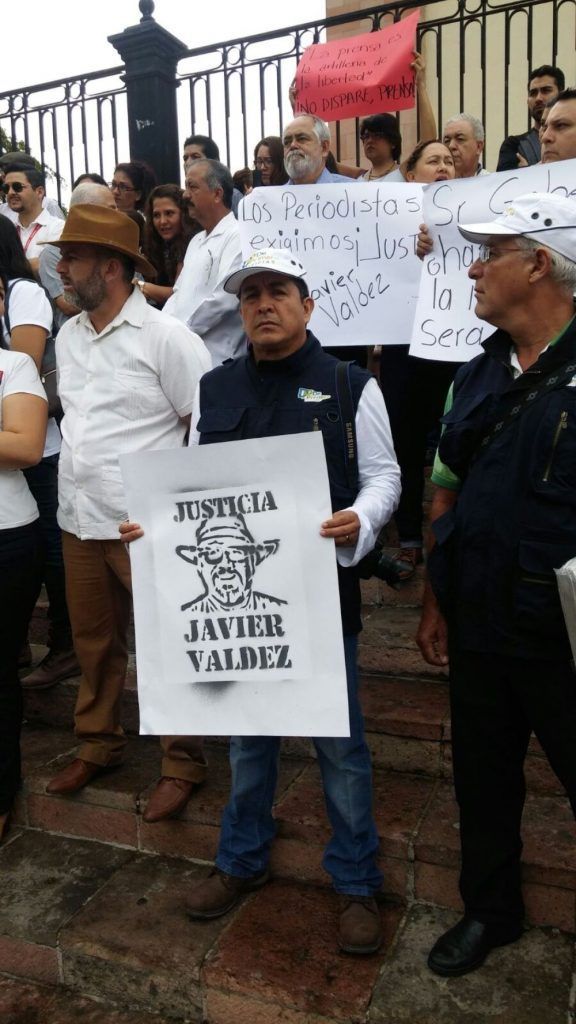 Exigen justicia a gobernador de Sinaloa por muerte de Javier Valdez - javier-valdez-protesta-1-576x1024
