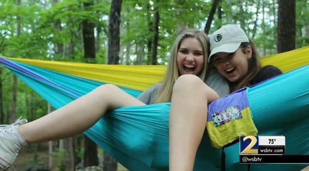 Muere menor de 15 años tras caerle árbol