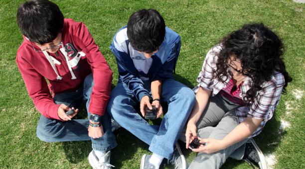 Instagram y Snapchat son las apps que mayores problemas a la salud provocan - jovenes-dos