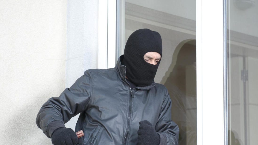 Golpean a policía y cuentahabiente y roban 700 mil pesos