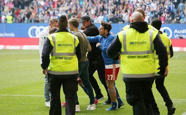 Guardia de seguridad no reconoce a futbolista en celebración - lasogga-1-e1495463498853