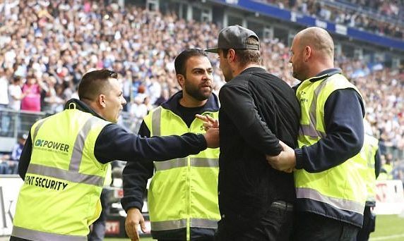 Guardia de seguridad no reconoce a futbolista en celebración