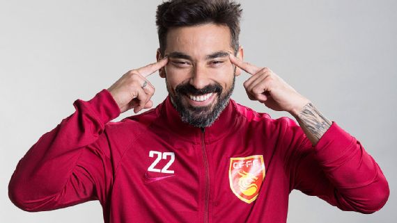 Acusan de racista a Lavezzi por posar con ojos rasgados - lavezzi-ojos-rasgados