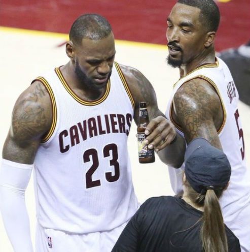 LeBron James se enoja con cervecera por uso de su imagen - le-bron-cerveza