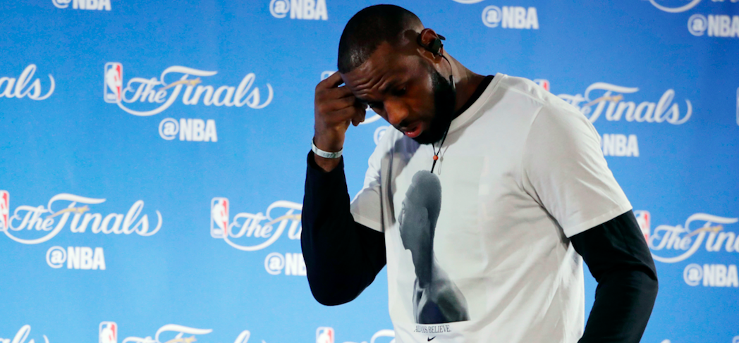 Investigan aparición de frase racista en casa de LeBron James