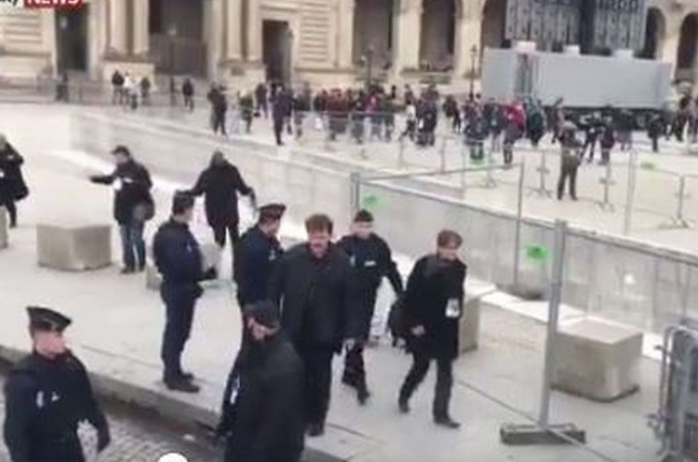 Evacuan la explanada del Museo de Louvre por paquete sospechoso - louvre-3