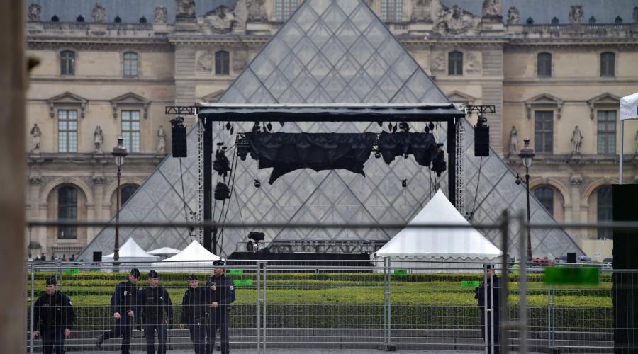 Evacuan la explanada del Museo de Louvre por paquete sospechoso - louvre2