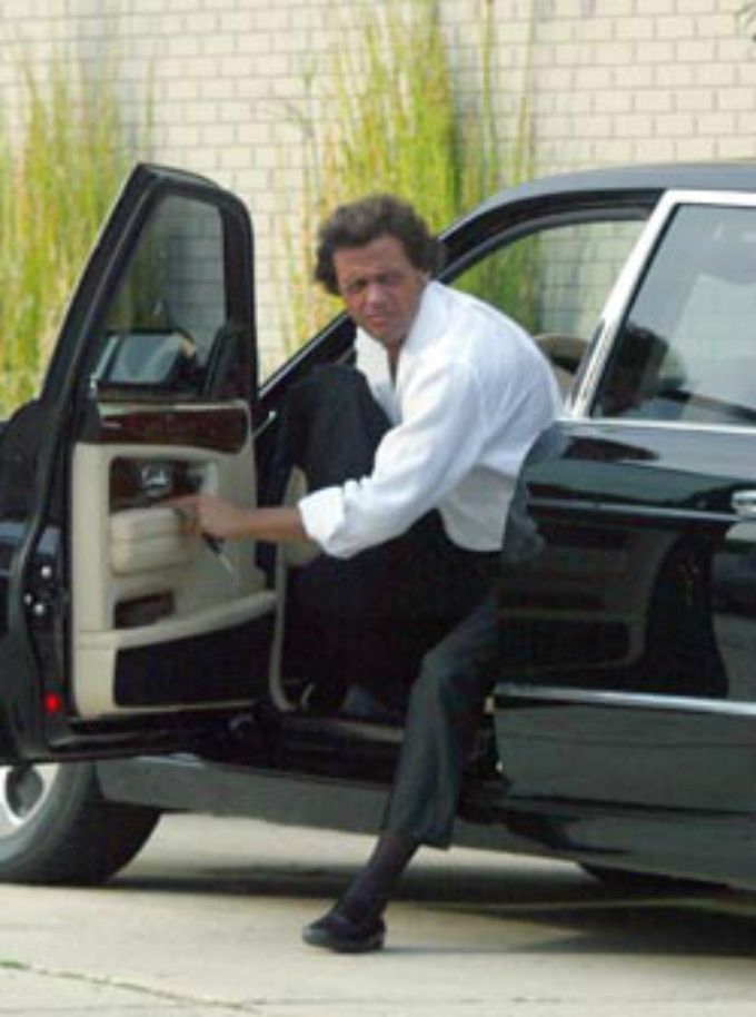 Embargan Rolls Royce a Luis Miguel para cubrir demanda - luis_miguel_automoviles_maybach_1