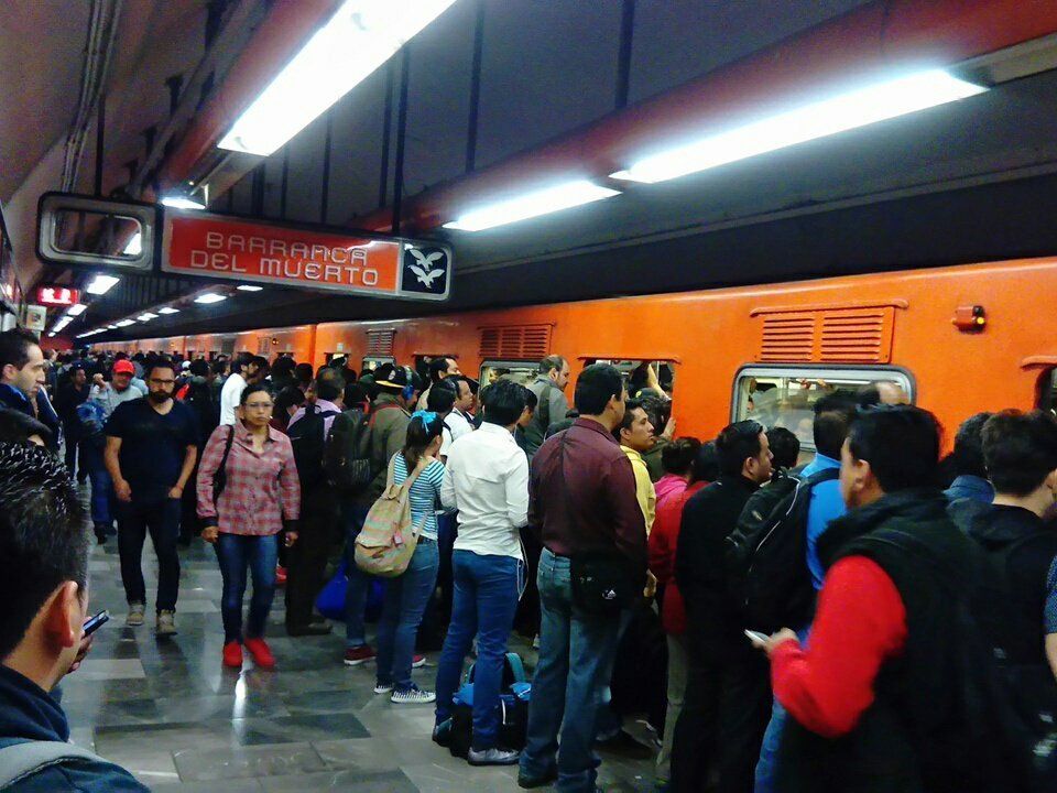 Parálisis en la Línea 7 del Metro enfurece a los usuarios