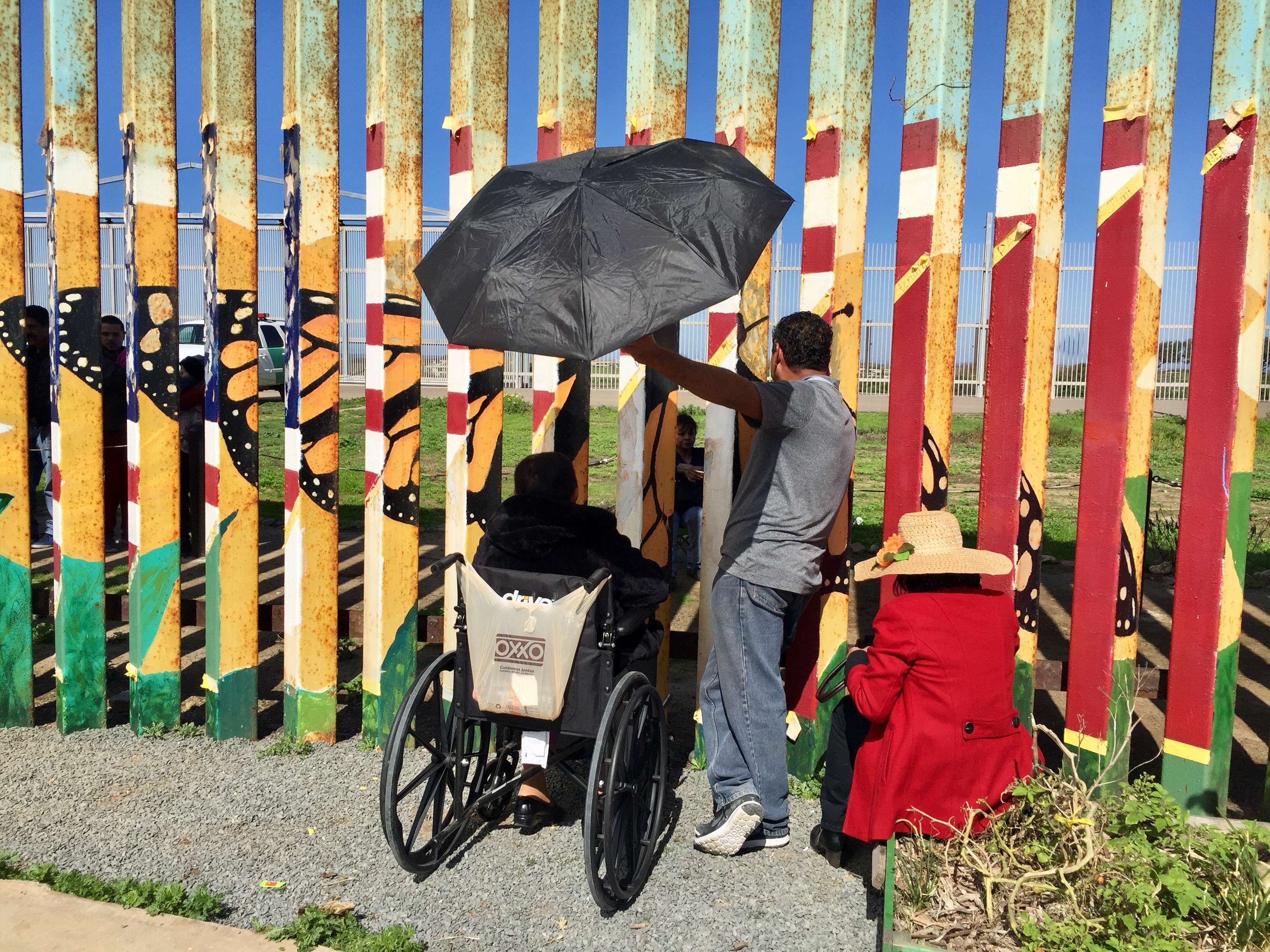 Festejarán a madres deportadas frente al muro fronterizo en Tijuana - madres-muro-fronterizo