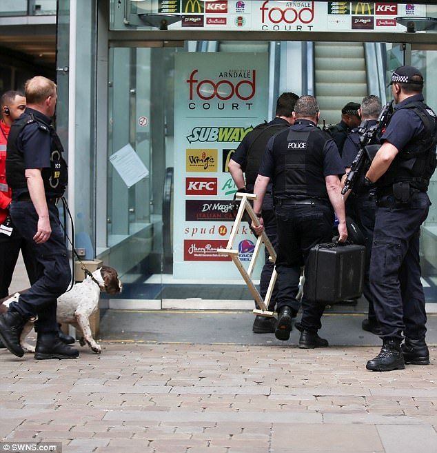 Desalojan centro comercial en Manchester - man3