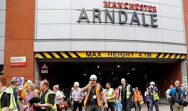 Desalojan centro comercial en Manchester