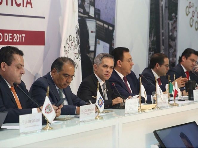 Conago acuerda lucha contra robo de combustible y agresiones a periodistas - mancera-y-conago