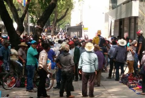 Manifestantes cierran Reforma frente a la SEDATU