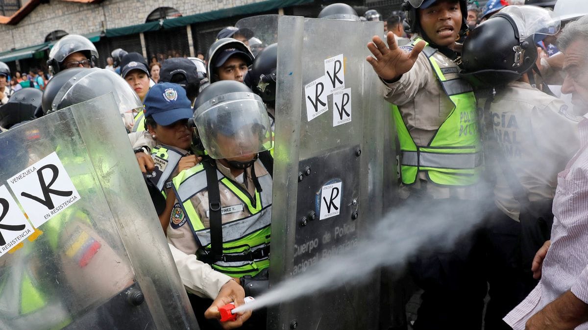 Policías venezolanos reprimen marcha de ancianos contra Maduro