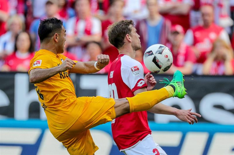 Marco Fabián pierde en voltereta al Eintracht Frankfurt