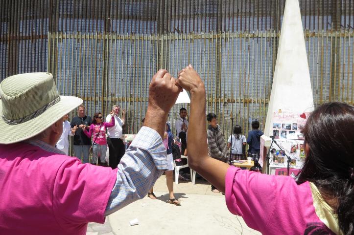 Mariachi une a madres separadas por muro migratorio