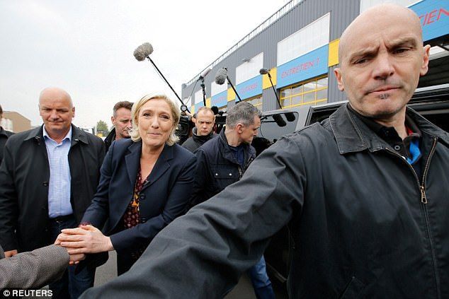 #Video Lanzan huevos contra Marine Le Pen - marine-le-pen-huevos-2