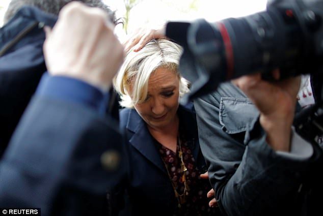 #Video Lanzan huevos contra Marine Le Pen