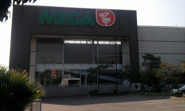 Comando armado roba cajeros en Mega Comercial Mexicana de Cuernavaca
